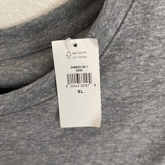 BNWT Old Navy EveryWear NYC Tee - Picture 3 of 3